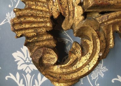 Villa Hartmann historisches B&B in der Urlaubsregion Rheinhessen/Nahe - Detail vergoldeter Spiegel auf Leimdrucktapete