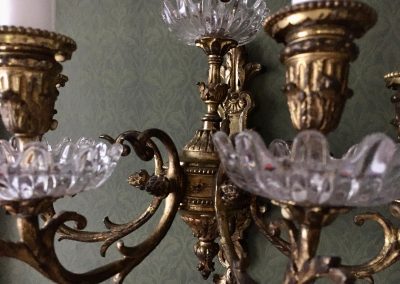 Villa Hartmann historisches B&B in der Urlaubsregion Rheinhessen/Nahe - feuervergoldeter Leuchter auf grüner Leimdrucktapete