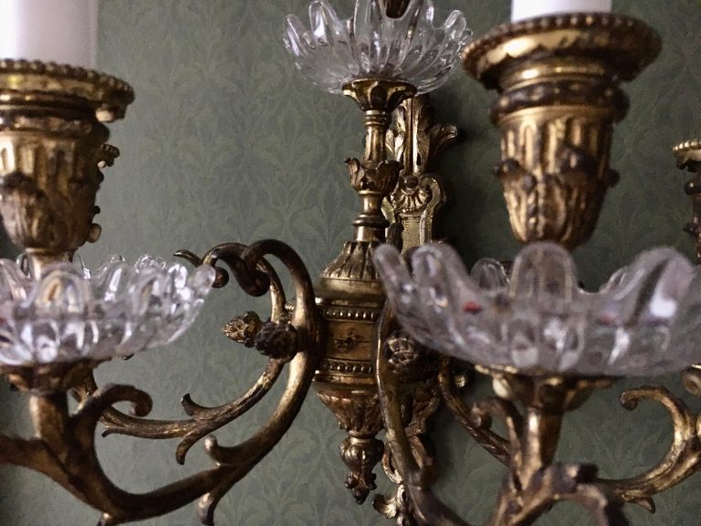 Villa Hartmann historisches B&B in der Urlaubsregion Rheinhessen/Nahe - feuervergoldeter Leuchter auf grüner Leimdrucktapete