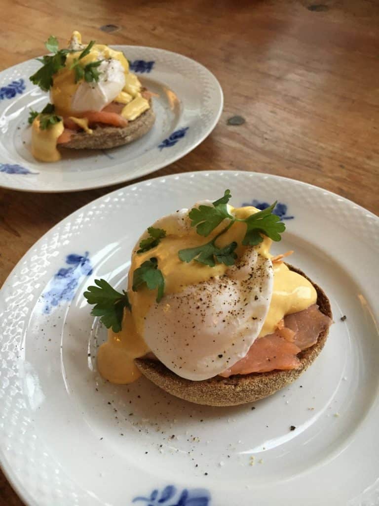 Frühstück in der Villa Hartmann - pochiertes Ei auf Lachs