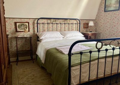 Villa Hartmann historisches B&B in der Urlaubsregion Rheinhessen/Nahe - gründerzeitliches Metallbett in Frau Osters Zimmer