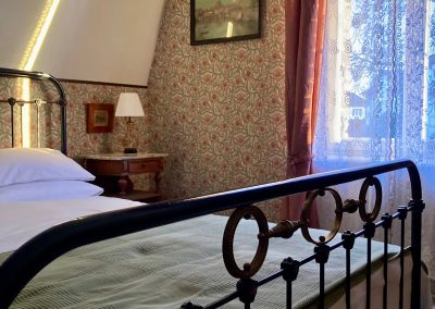 Villa Hartmann historisches B&B in der Urlaubsregion Rheinhessen/Nahe - gründerzeitliches Metallbett in Frau Osters Zimmer