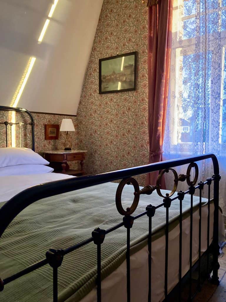 Villa Hartmann historisches B&B in der Urlaubsregion Rheinhessen/Nahe - gründerzeitliches Metallbett in Frau Osters Zimmer