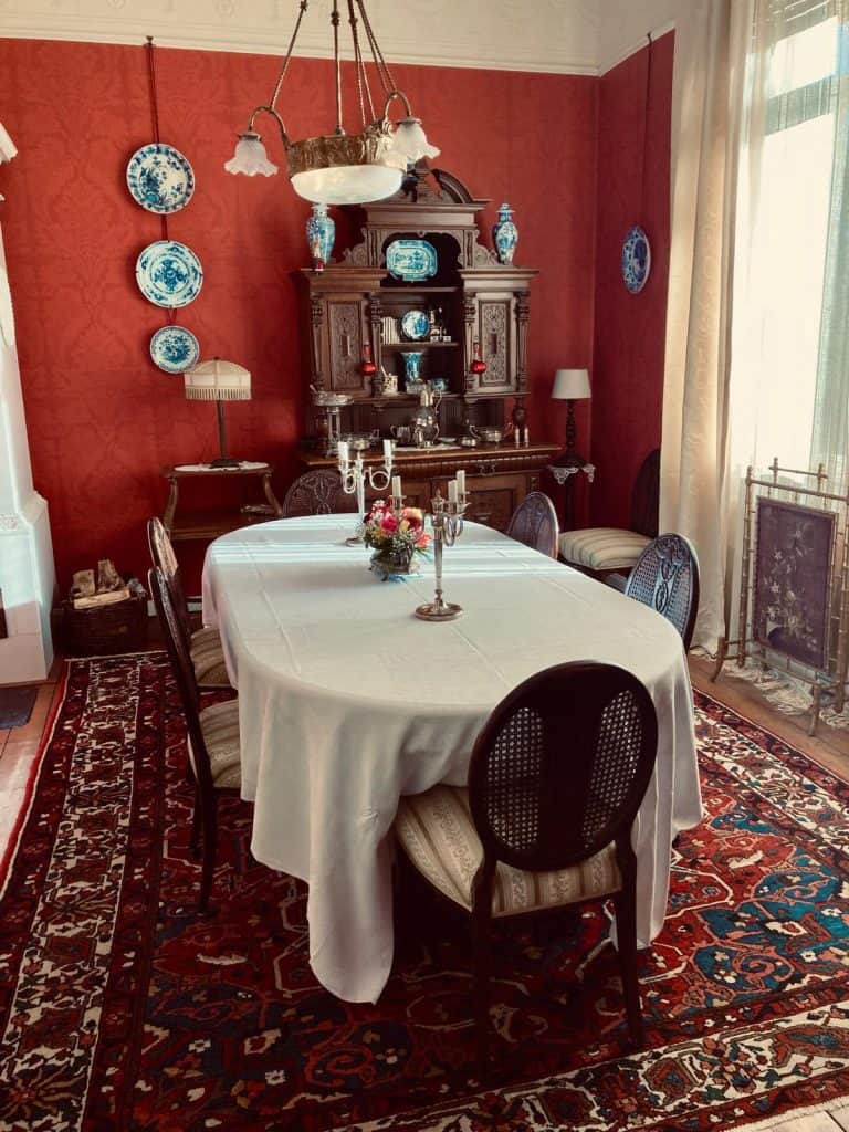 Villa Hartmann historisches B&B in der Urlaubsregion Rheinhessen/Nahe - Blick ins Esszimmer